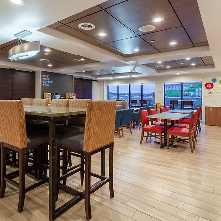 Holiday Inn Express & Suites Cedar Falls Extérieur photo