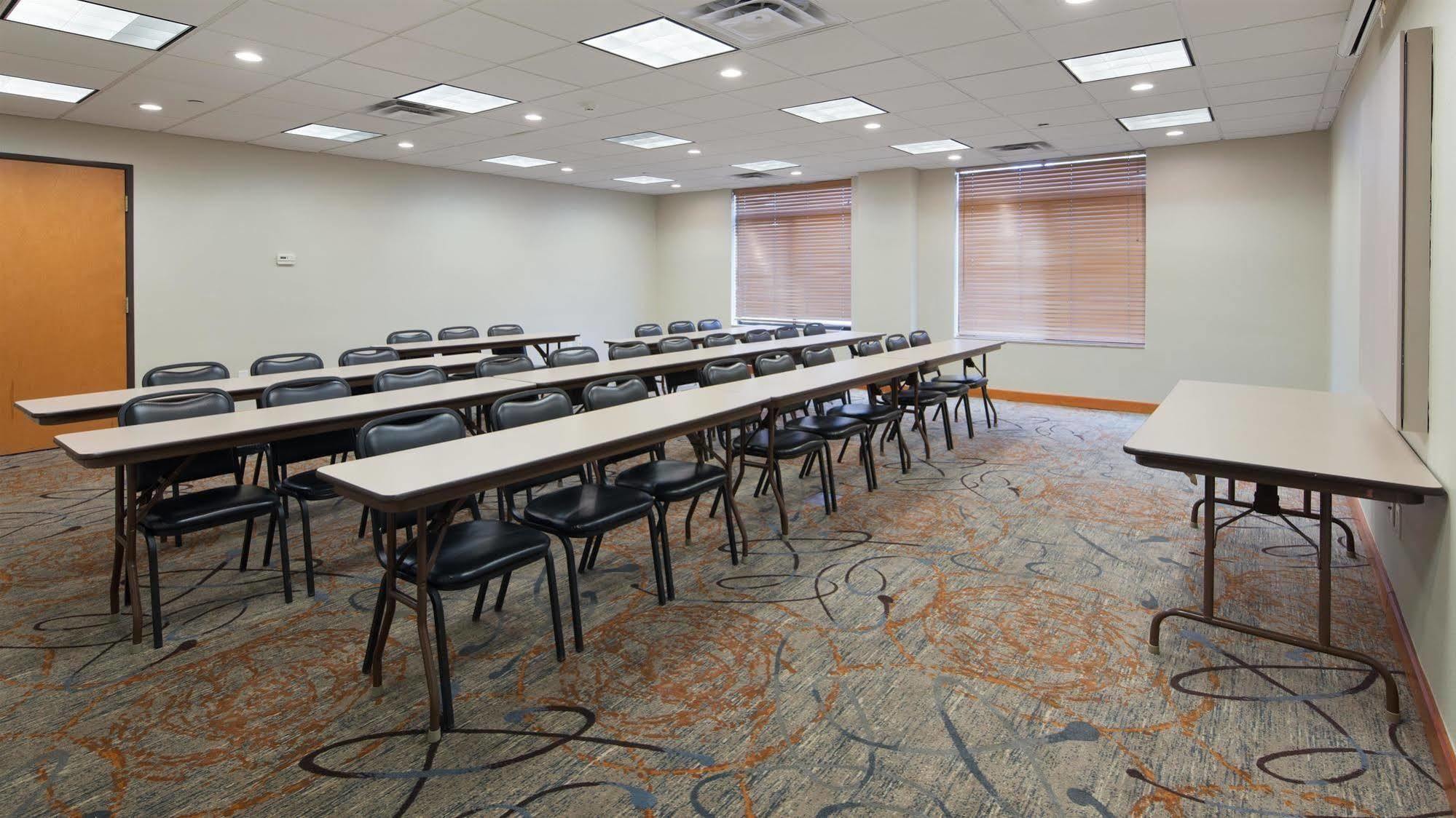 Holiday Inn Express & Suites Cedar Falls Extérieur photo